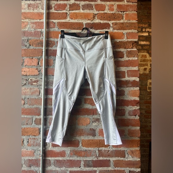 Avia Women’s Capris, size Large - Picture 1 of 6